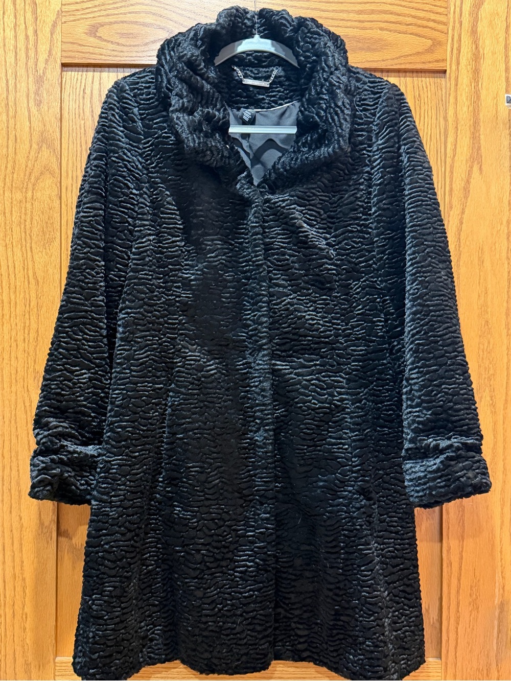 Luxurious Black Women's mid length Coat. Snap closures with side pockets